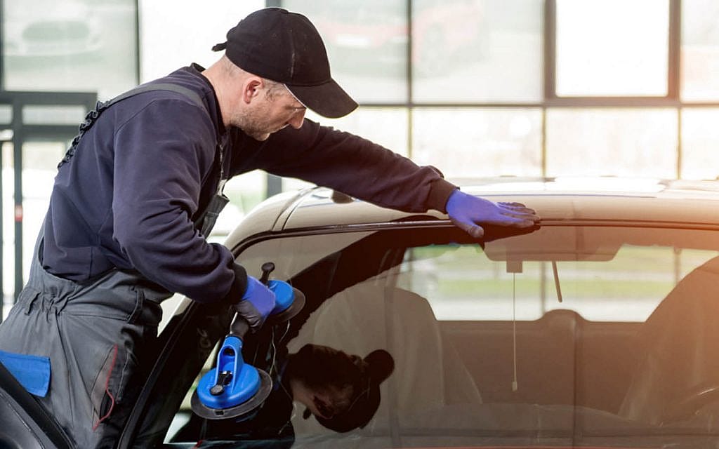 Setting a front windshield into place